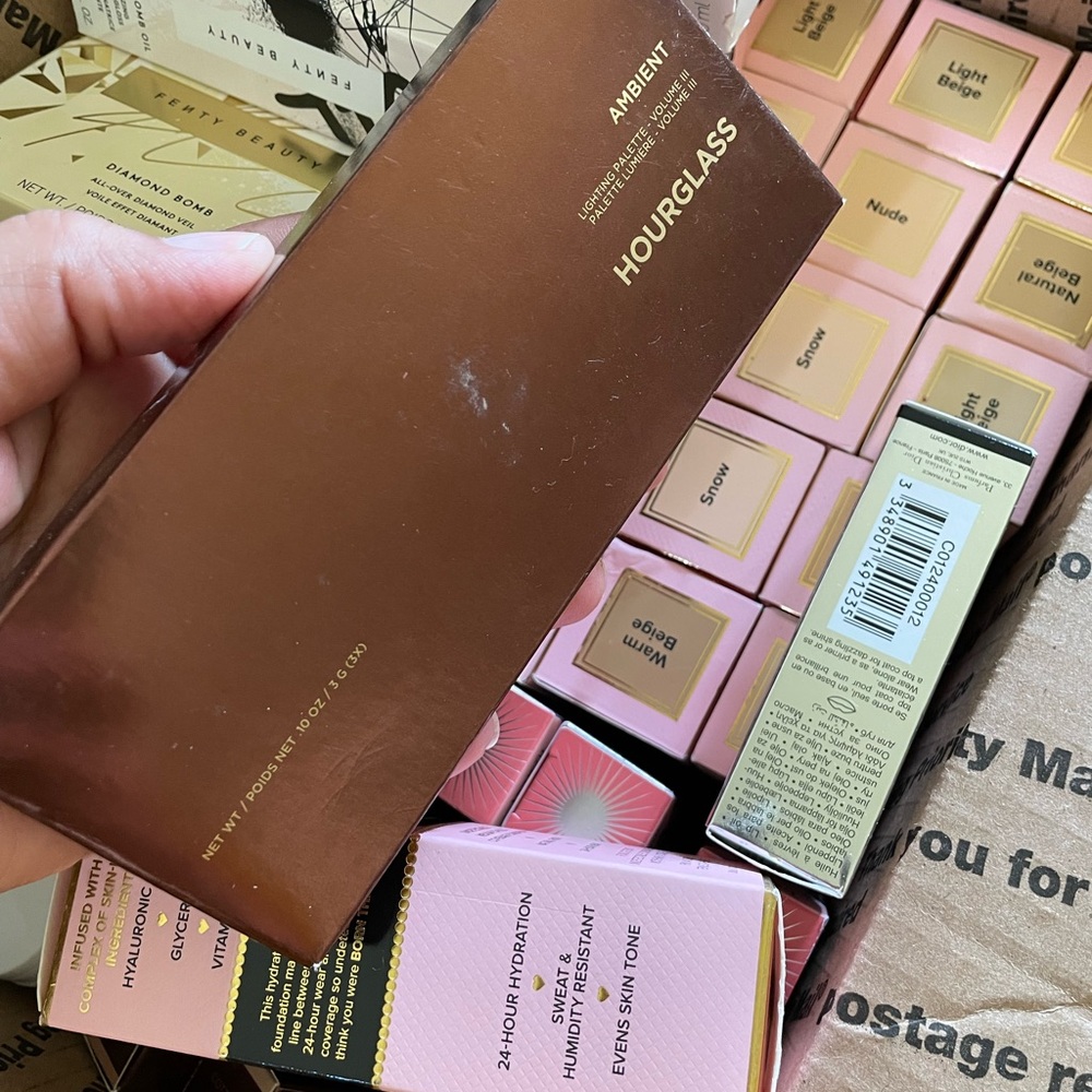 Hourglass ambient volume III